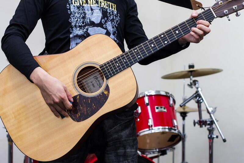 A strong supporter for guitar repair. Neck iron using silicone rubber heater